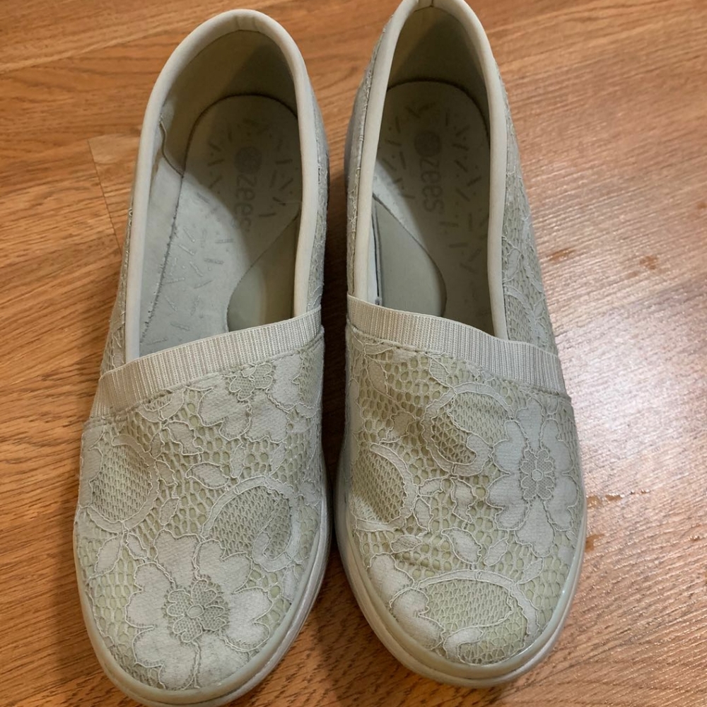 Comfy Bzees flats